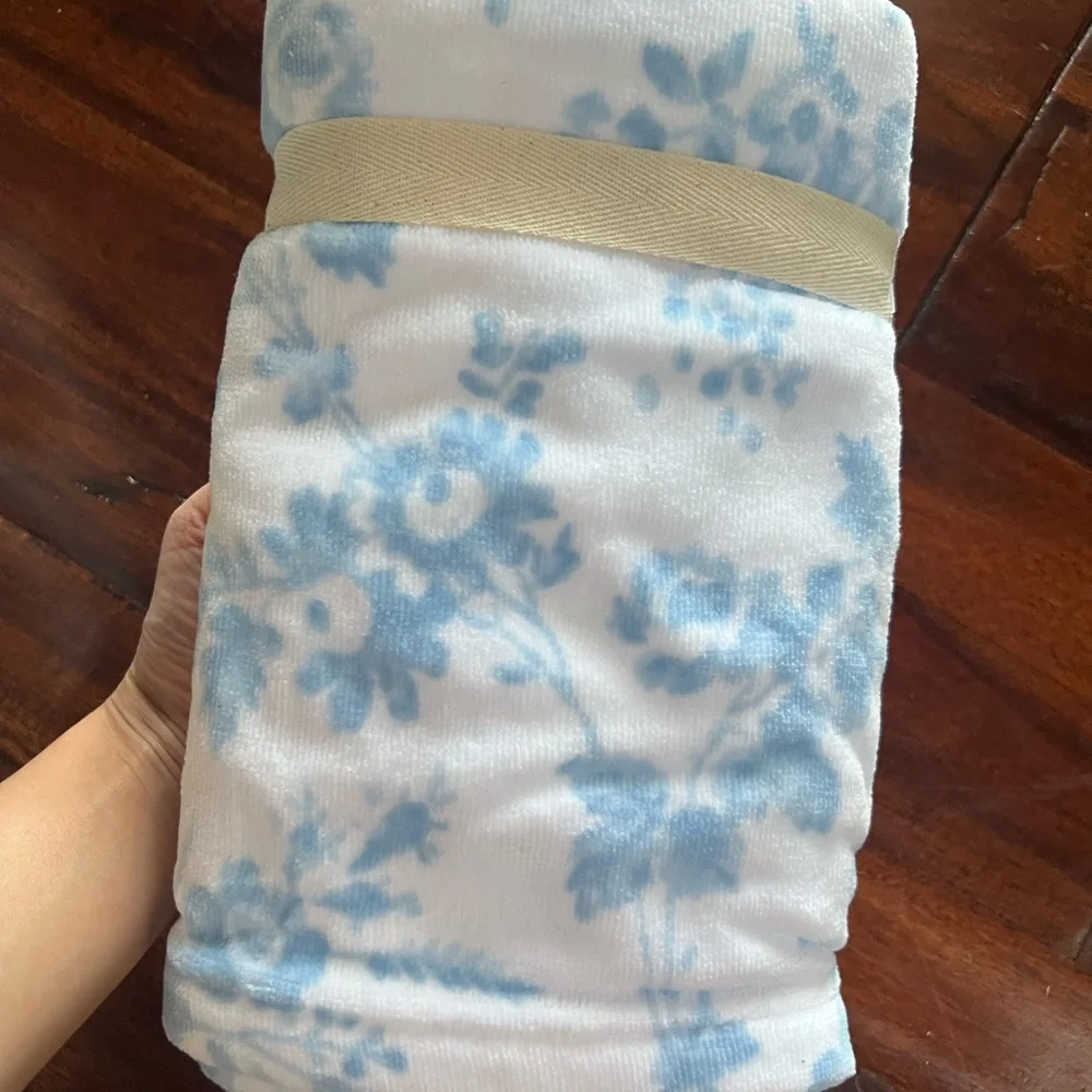 New Laura Ashley 2 Hand Towels Blue Luxury Floral Cotton Soft Velour Beautiful